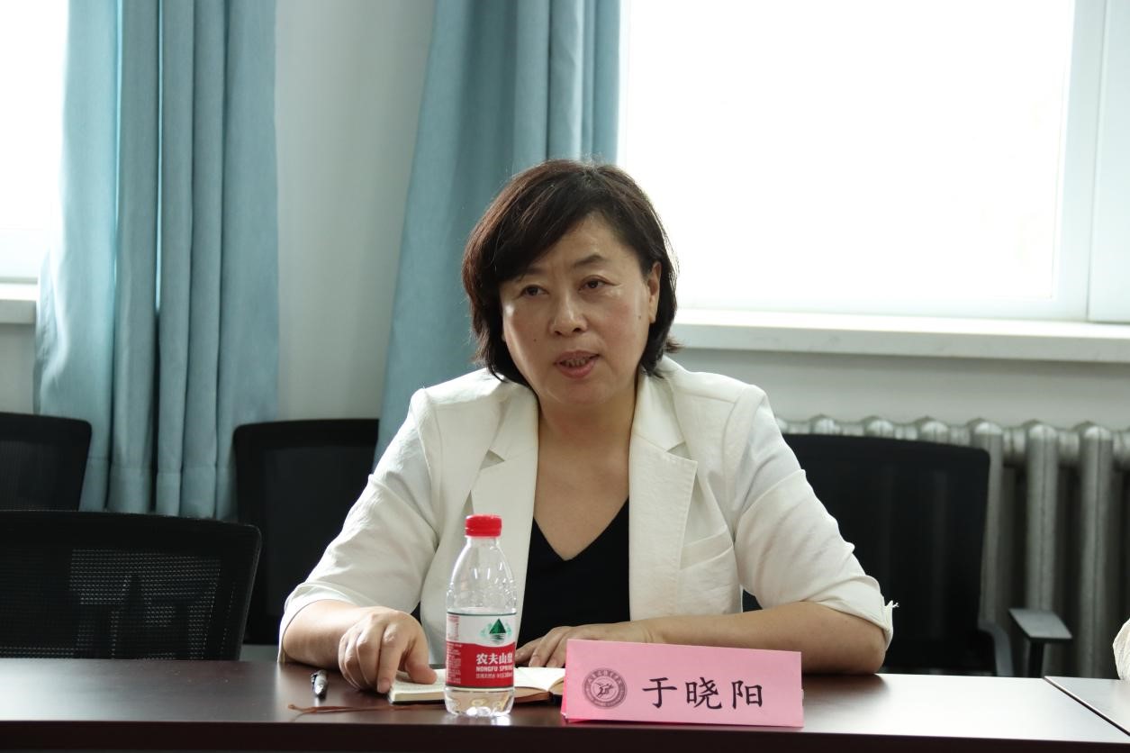 我校党委委员,宣传统战部部长于晓阳部长点评中理论学习中心组成员均