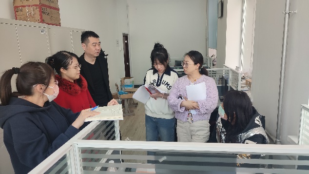 说明: 图片包含 室内, 人, 女人, 男人描述已自动生成