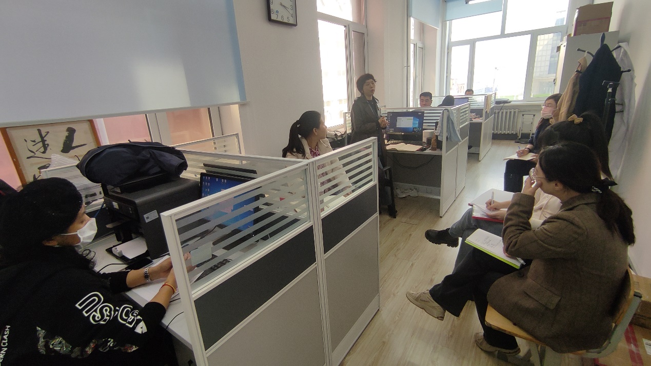 说明: 图片包含 室内, 女人, 游戏机, 女孩描述已自动生成