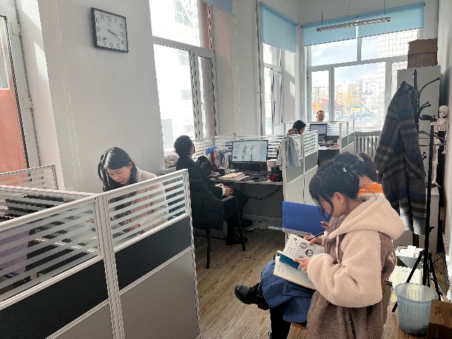 图片包含 建筑, 人, 男人, 年轻描述已自动生成