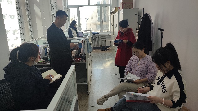 说明: 人们在房间里中度可信度描述已自动生成